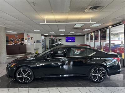 2023 Nissan Altima 2.5 SR   - Photo 2 - Hamilton, OH 45015