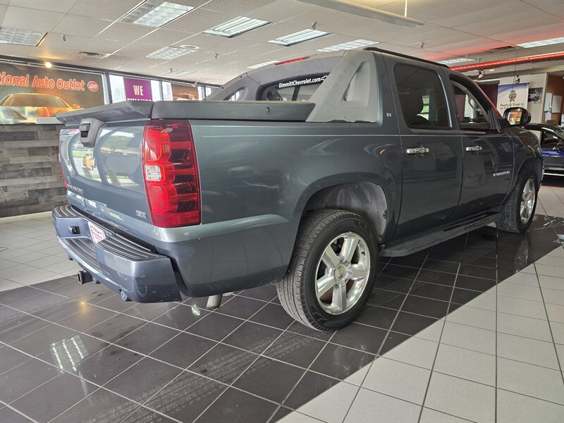2011 Chevrolet Avalanche LT - Photo 4 - Hamilton, OH 45015