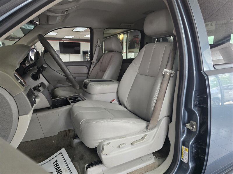 2011 Chevrolet Avalanche LT - Photo 9 - Hamilton, OH 45015