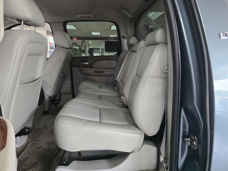 2011 Chevrolet Avalanche LT - Photo 12 - Hamilton, OH 45015