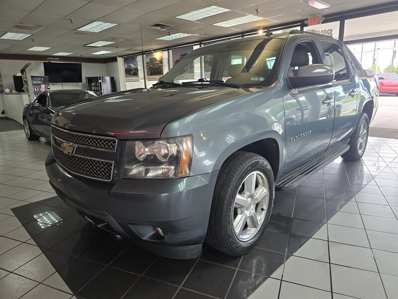 2011 Chevrolet Avalanche LT   - Photo 1 - Hamilton, OH 45015