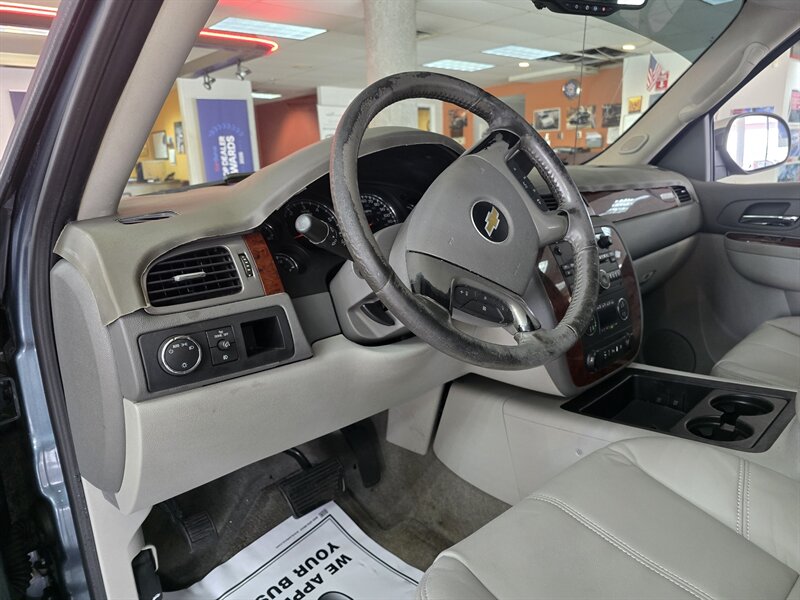 2011 Chevrolet Avalanche LT - Photo 8 - Hamilton, OH 45015