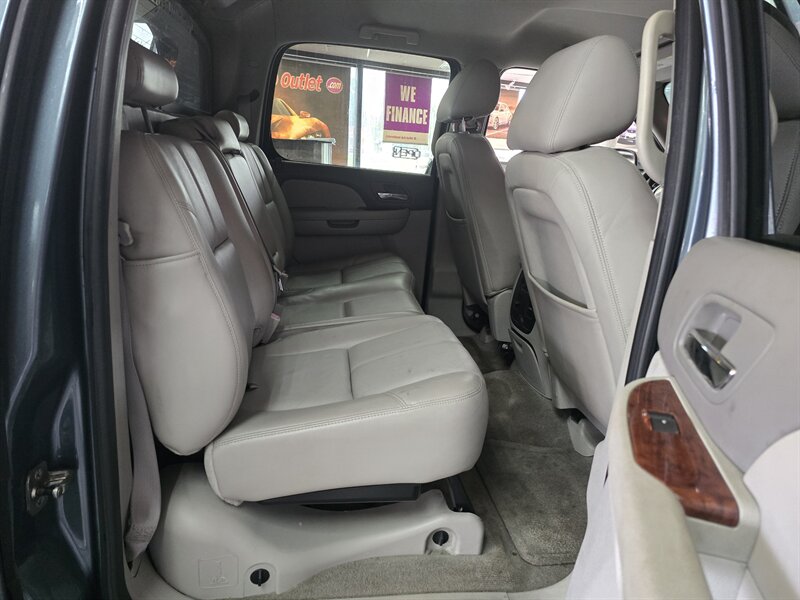 2011 Chevrolet Avalanche LT - Photo 17 - Hamilton, OH 45015