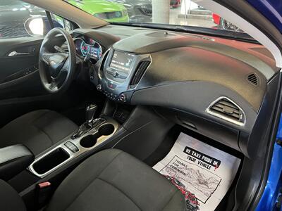 2017 Chevrolet Cruze LT Auto 4DR HATCHBACK   - Photo 27 - Hamilton, OH 45015