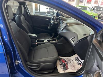 2017 Chevrolet Cruze LT Auto 4DR HATCHBACK   - Photo 25 - Hamilton, OH 45015