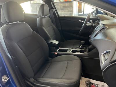 2017 Chevrolet Cruze LT Auto 4DR HATCHBACK   - Photo 26 - Hamilton, OH 45015