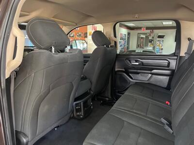 2019 RAM 1500 4DR CREW CAB 4X4/HEMI   - Photo 23 - Hamilton, OH 45015