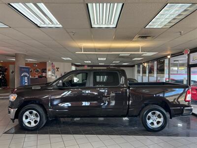 2019 RAM 1500 4DR CREW CAB 4X4/HEMI   - Photo 2 - Hamilton, OH 45015