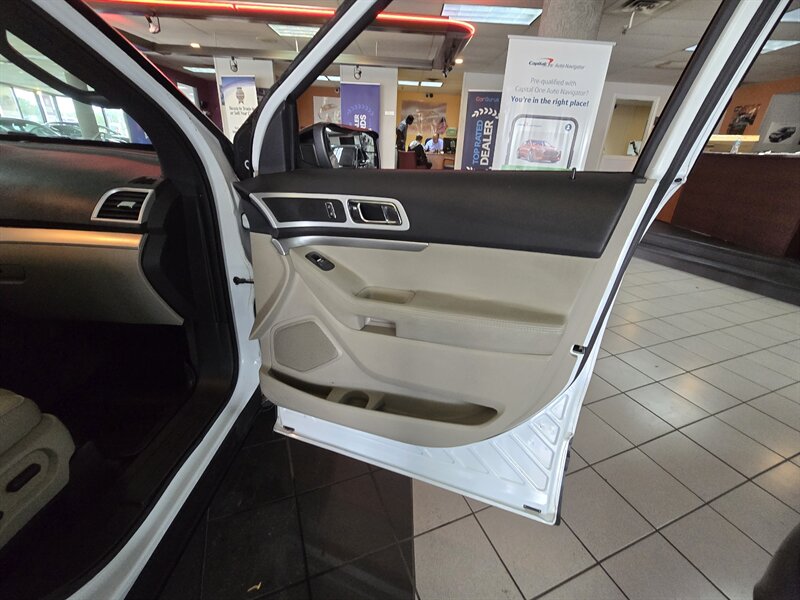 2015 Ford Explorer XLT 4DR SUV AWD - Photo 14 - Hamilton, OH 45015