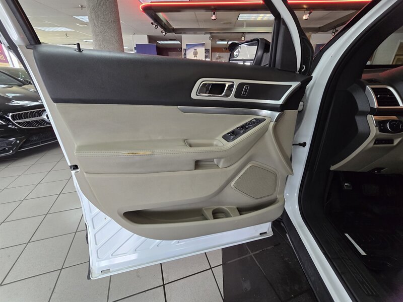 2015 Ford Explorer XLT 4DR SUV AWD - Photo 7 - Hamilton, OH 45015