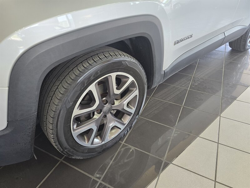 2015 Jeep Renegade Latitude 4DR SUV - Photo 29 - Hamilton, OH 45015