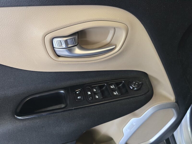 2015 Jeep Renegade Latitude 4DR SUV - Photo 17 - Hamilton, OH 45015