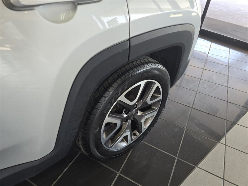 2015 Jeep Renegade Latitude 4DR SUV - Photo 28 - Hamilton, OH 45015