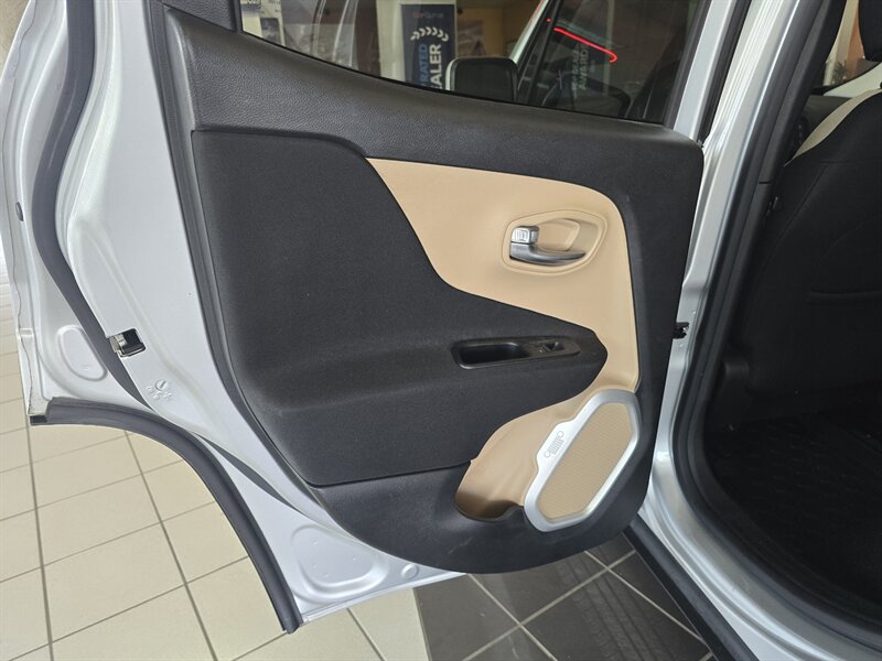 2015 Jeep Renegade Latitude 4DR SUV - Photo 10 - Hamilton, OH 45015