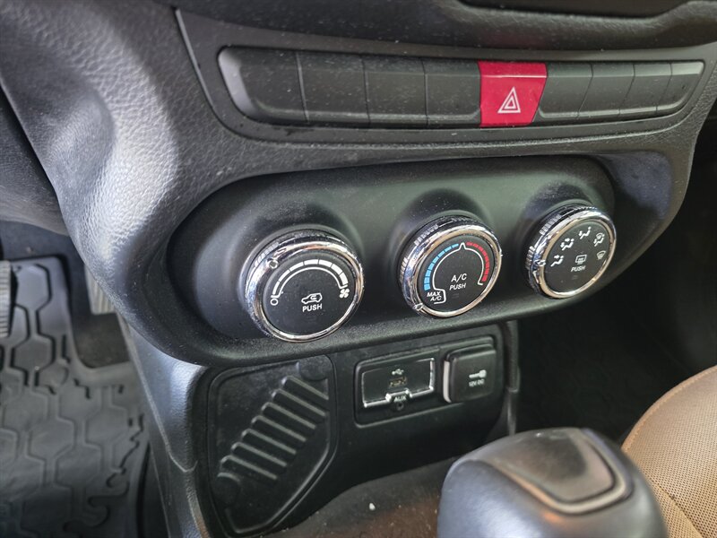 2015 Jeep Renegade Latitude 4DR SUV - Photo 19 - Hamilton, OH 45015