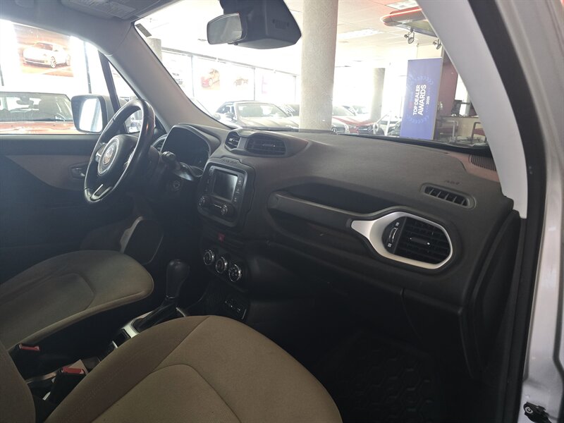 2015 Jeep Renegade Latitude 4DR SUV - Photo 13 - Hamilton, OH 45015