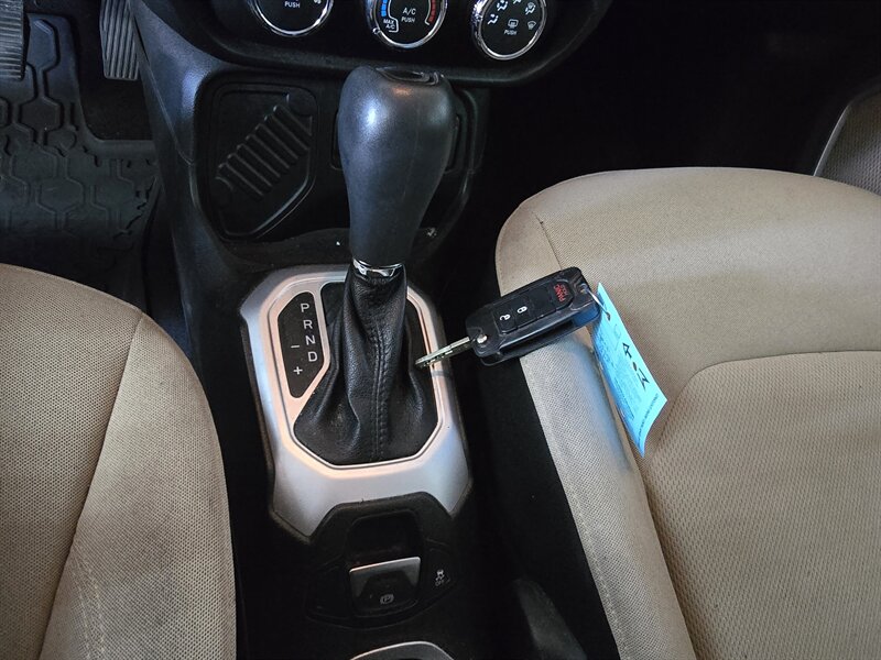 2015 Jeep Renegade Latitude 4DR SUV - Photo 18 - Hamilton, OH 45015
