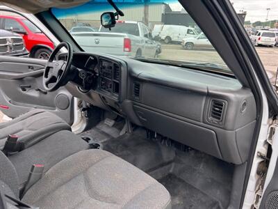 2006 Chevrolet Silverado 1500 Work Truck 2DR REGULAR CAB   - Photo 19 - Hamilton, OH 45015