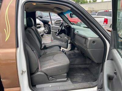 2006 Chevrolet Silverado 1500 Work Truck 2DR REGULAR CAB   - Photo 17 - Hamilton, OH 45015