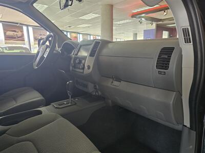 2020 Nissan Frontier SV CREW CAB   - Photo 12 - Hamilton, OH 45015