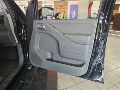 2020 Nissan Frontier SV CREW CAB   - Photo 11 - Hamilton, OH 45015