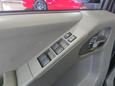 2020 Nissan Frontier SV CREW CAB   - Photo 16 - Hamilton, OH 45015