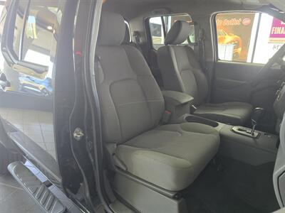 2020 Nissan Frontier SV CREW CAB   - Photo 13 - Hamilton, OH 45015