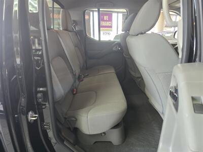 2020 Nissan Frontier SV CREW CAB   - Photo 15 - Hamilton, OH 45015