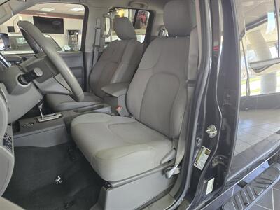 2020 Nissan Frontier SV CREW CAB   - Photo 9 - Hamilton, OH 45015