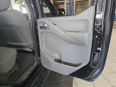 2020 Nissan Frontier SV CREW CAB   - Photo 14 - Hamilton, OH 45015
