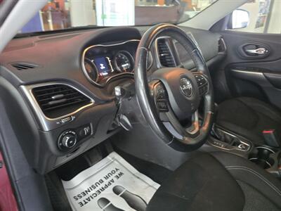 2019 Jeep Cherokee Latitude 4DR SUV   - Photo 9 - Hamilton, OH 45015