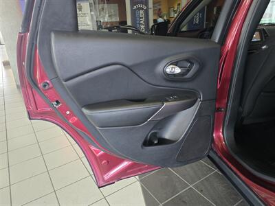 2019 Jeep Cherokee Latitude 4DR SUV   - Photo 11 - Hamilton, OH 45015