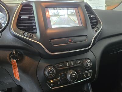2019 Jeep Cherokee Latitude 4DR SUV   - Photo 23 - Hamilton, OH 45015
