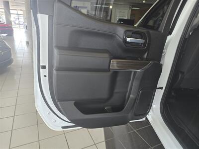 2021 Chevrolet Silverado 1500 RST 4DR CREW CAB 4X4   - Photo 9 - Hamilton, OH 45015
