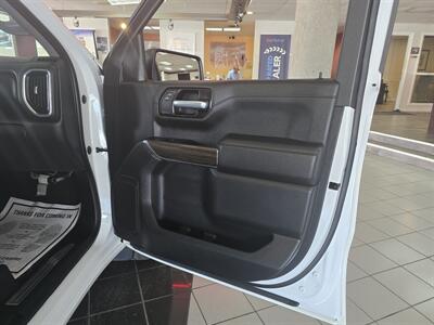 2021 Chevrolet Silverado 1500 RST 4DR CREW CAB 4X4   - Photo 12 - Hamilton, OH 45015