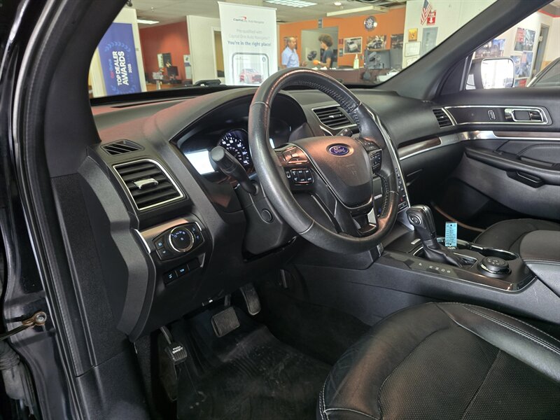 2019 Ford Explorer Limited 4DR SUV 4X4 - Photo 8 - Hamilton, OH 45015