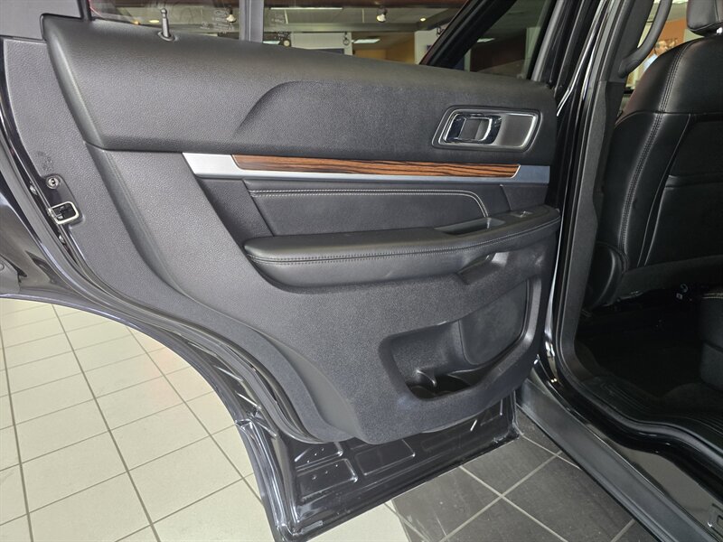 2019 Ford Explorer Limited 4DR SUV 4X4 - Photo 10 - Hamilton, OH 45015