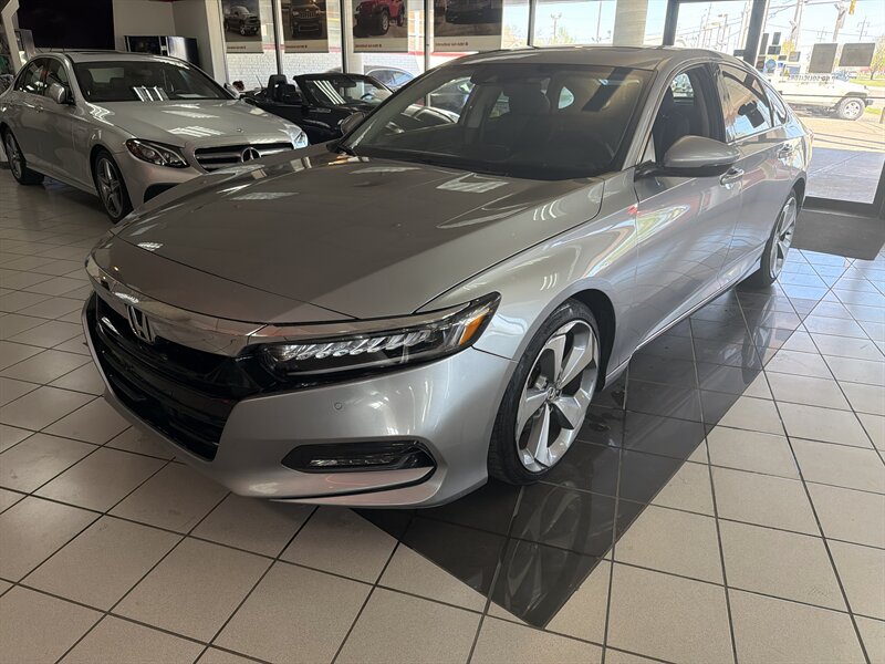 2018 Honda Accord Touring   - Photo 1 - Hamilton, OH 45015