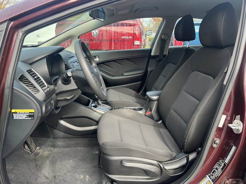 2017 Kia Forte LX - Photo 9 - Madison, OH 44057