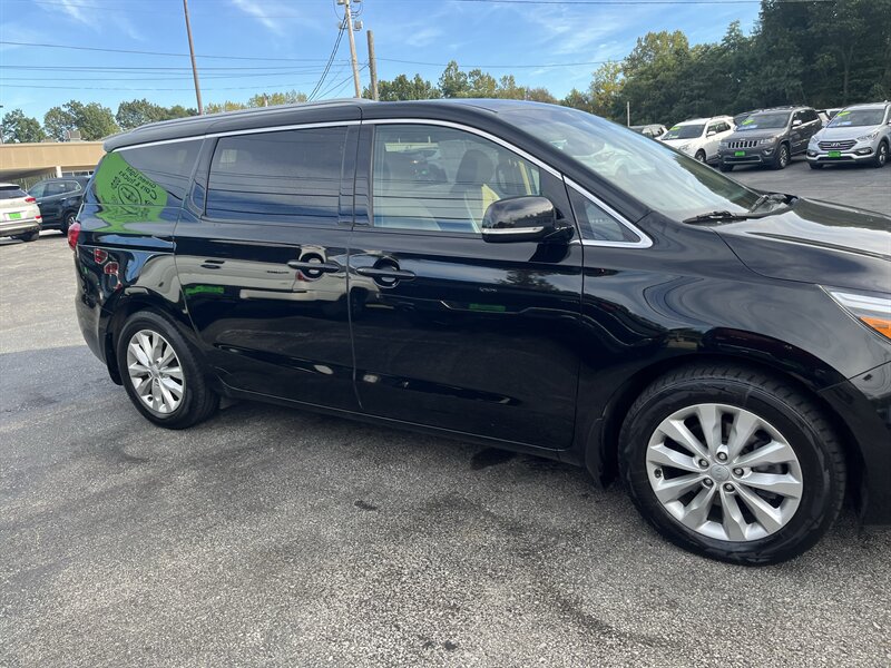 2017 Kia Sedona EX - Photo 6 - Madison, OH 44057