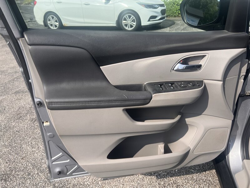 2016 Honda Odyssey LX - Photo 10 - Madison, OH 44057