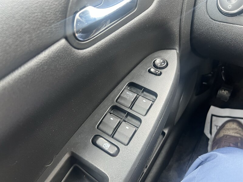 2012 Chevrolet Impala LT - Photo 14 - Madison, OH 44057