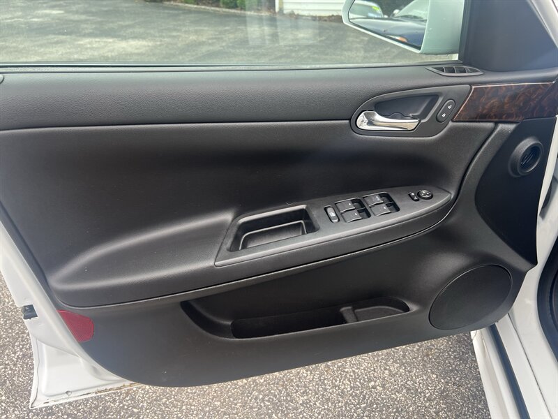 2012 Chevrolet Impala LT - Photo 8 - Madison, OH 44057