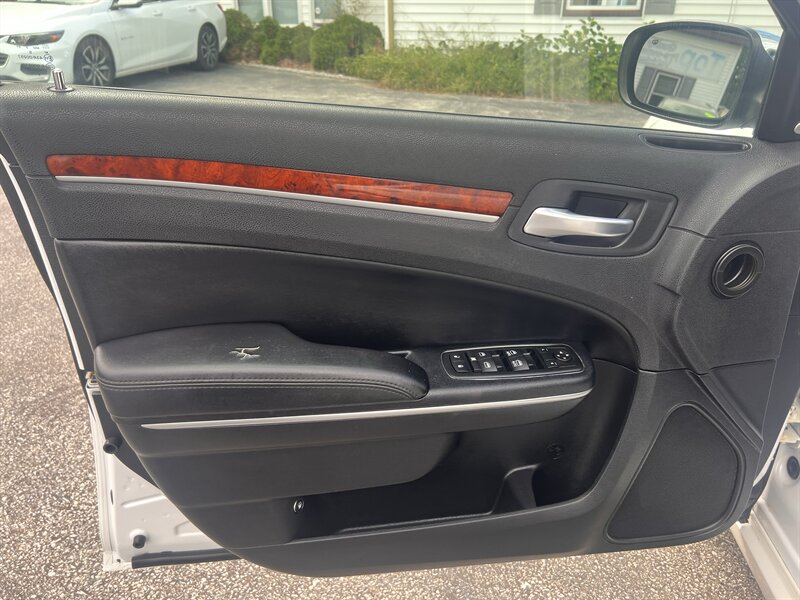2012 Chrysler 300 Series Limited - Photo 10 - Madison, OH 44057