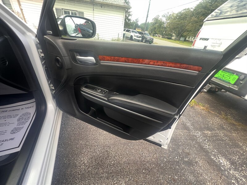 2012 Chrysler 300 Series Limited - Photo 35 - Madison, OH 44057