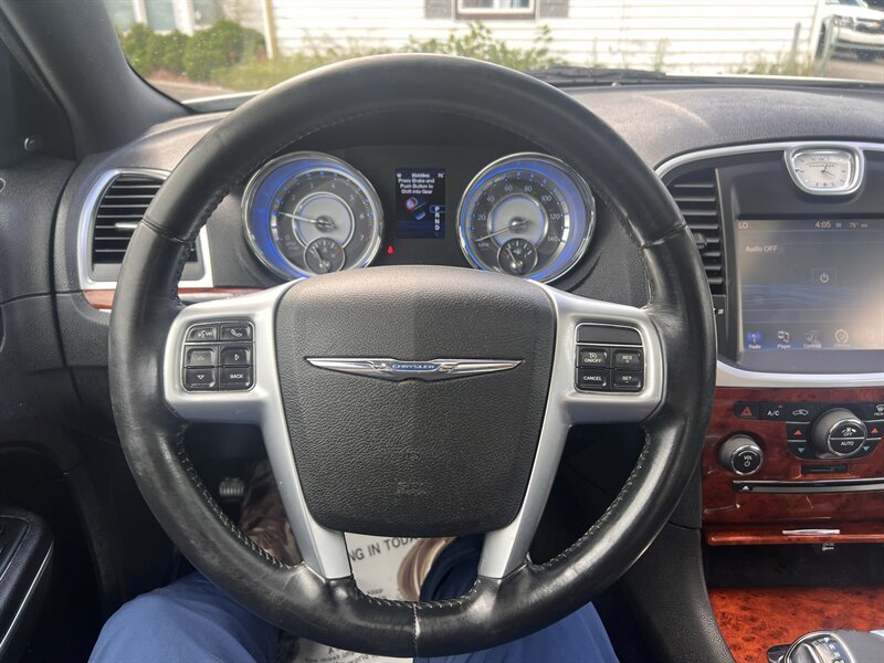 2012 Chrysler 300 Series Limited - Photo 13 - Madison, OH 44057