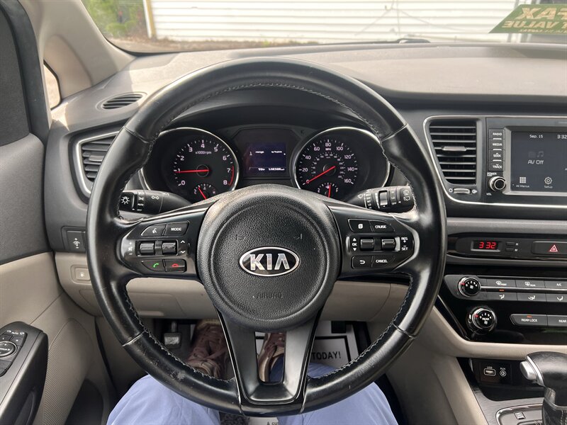 2017 Kia Sedona LX - Photo 16 - Madison, OH 44057