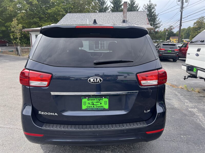 2017 Kia Sedona LX - Photo 6 - Madison, OH 44057