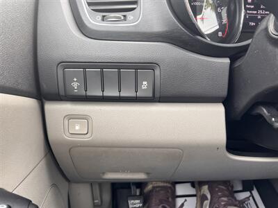 2017 Kia Sedona LX - Photo 14 - Madison, OH 44057