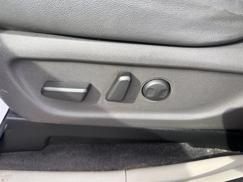 2017 Kia Sedona LX - Photo 13 - Madison, OH 44057